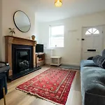 Cosy 2-Bedroom Townhouse - Free Parking