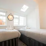 Cosy 2-Bedroom Townhouse - Free Parking