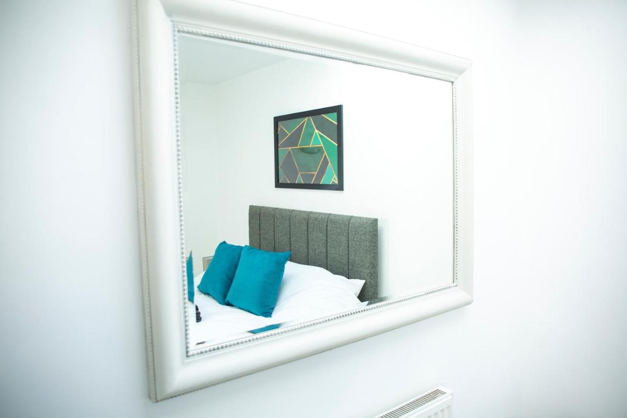 Apartamento Modern Townhouse With Free Parking And Wifi
