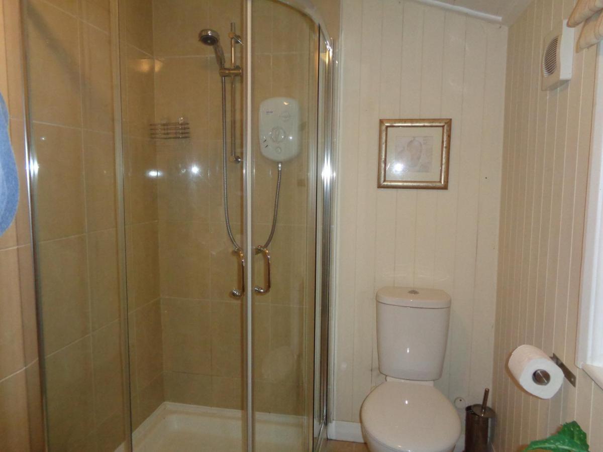 Apartment Log Cabin, Conveniently Situated Halfway Between And Warwick *
