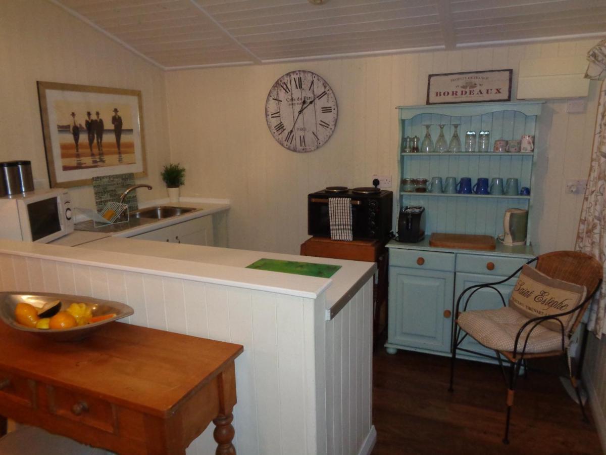 Log Cabin, Conveniently Situated Halfway Between And Warwick Apartment