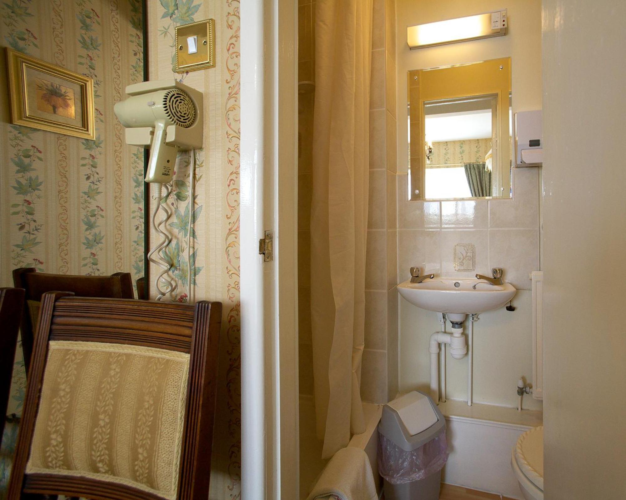 Guest house Moonraker House 4*