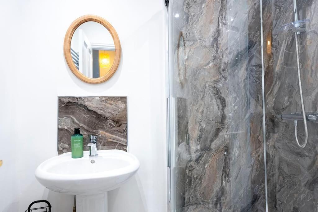 Cosy 2-bedroom Townhouse - Free Parking *