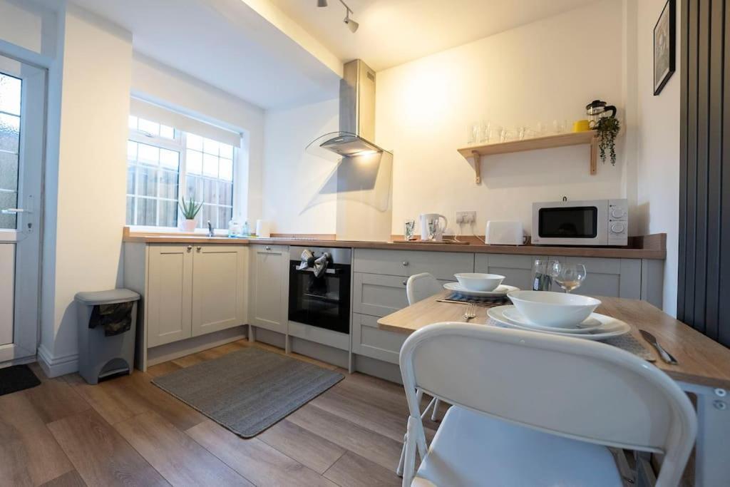 Cosy 2-bedroom Townhouse - Free Parking Stratford-upon-Avon