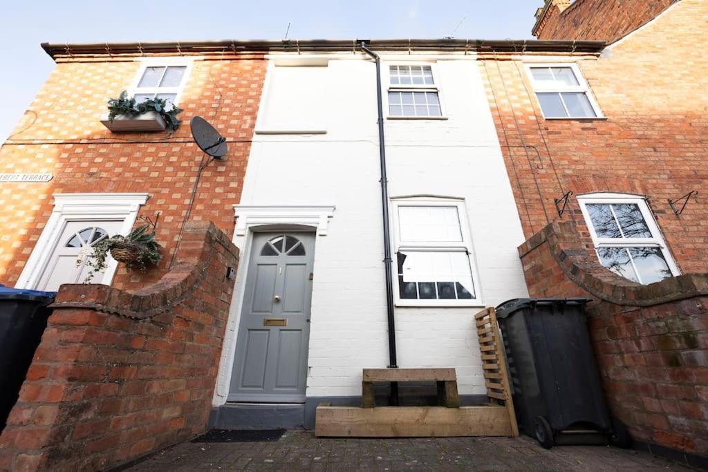 Cosy 2-bedroom Townhouse - Free Parking * Stratford-upon-Avon