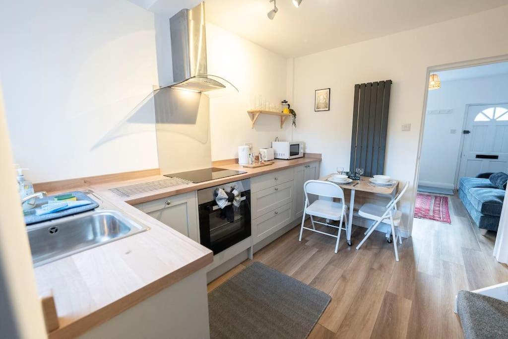 Cosy 2-bedroom Townhouse - Free Parking *